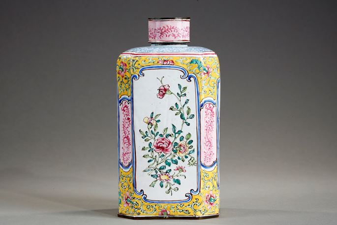 Rectangular bottle finely painted on copper enamel of the famille rose style | MasterArt